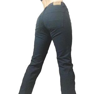 Signature black Levi’s jeans.